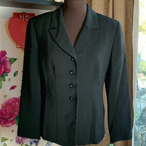 Vintage Le Suit Petite, long sleeve black classic/modern style blazer. Size 6P.